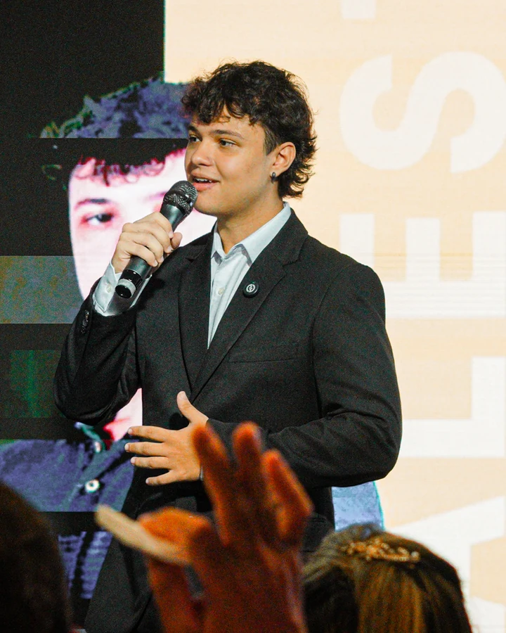 Vitor Milanez, CEO da Convertz, ao microfone em evento